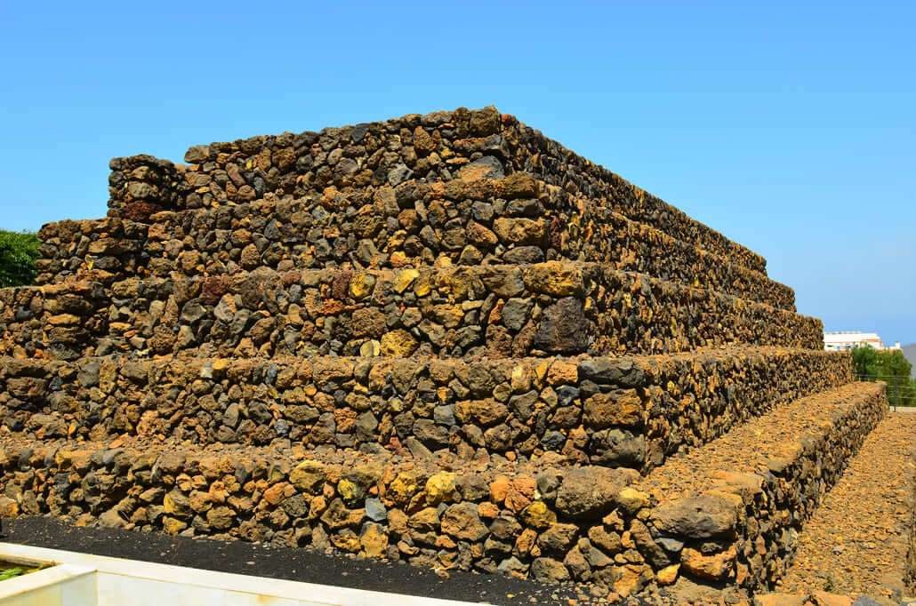 piramide y cielo azul