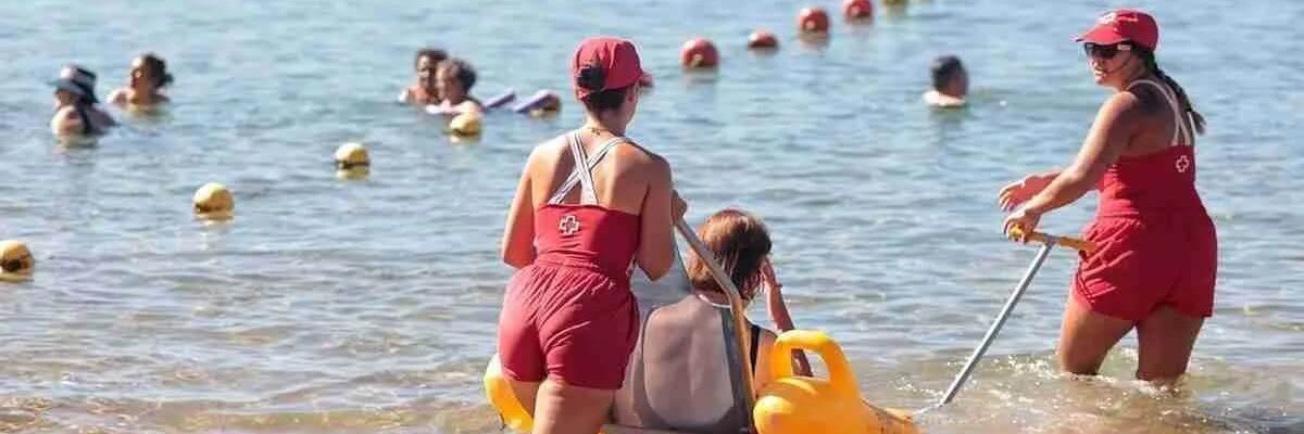 Turismo accesible en Tenerife entrando en el agua en la playa